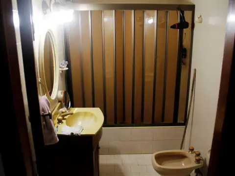 VENTA Casa 4 amb. Jardín y cochera, P. AVELLANEDA.