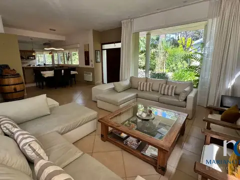 Casa 5 ambientes con 4 baños