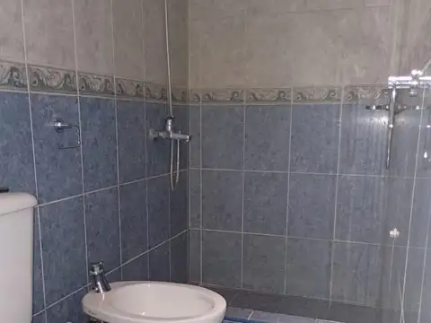 PH en venta 2 ambientes en monte grande con patio y jardin.