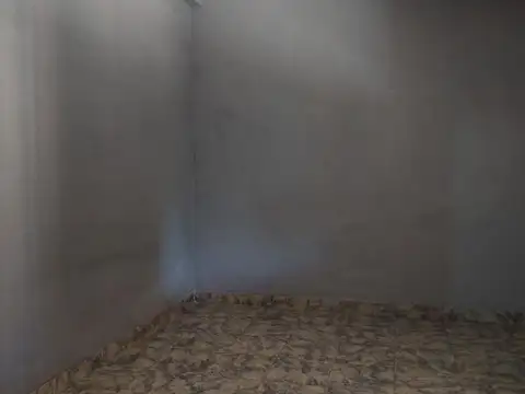 Casa en alquiler con 2 dormitorios y cochera en Ituzaingo