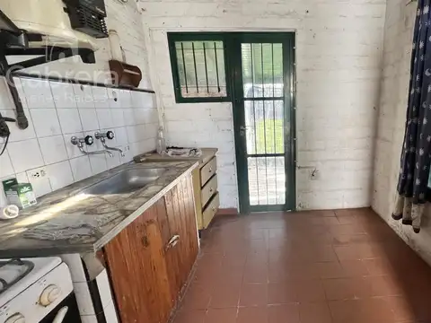 Venta casa de 2 dormitorios con garaje y patio, La Plata