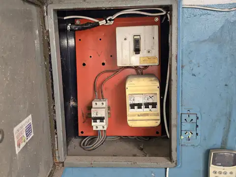 Galpón 150 m². en venta en Lanús Oeste. A tres cuadras de Puente Olímpico