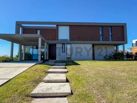 Casa en Venta con 4 cocheras