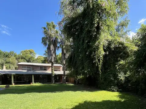 Casa en Alquiler con 2 cocheras