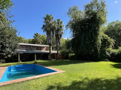 Casa en alquiler en funes tres dormitorios, jardín, garage, amoblado, quincho, pileta, parrillero.