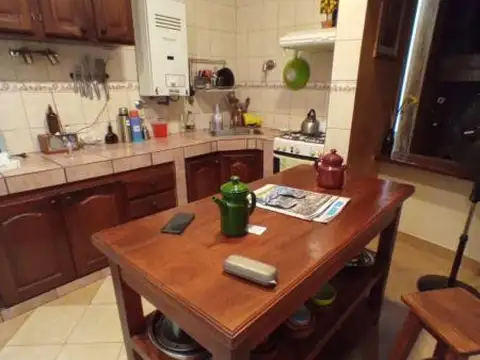 8 E/ 69 Y 70: CASA EN VENTA 3 DORM.