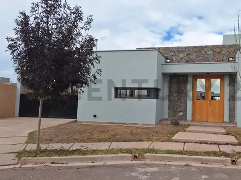 VENTA CASA CON PILETA Bº GARDENS