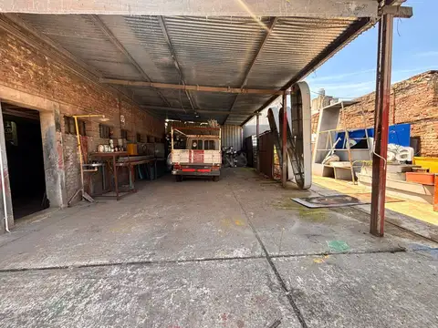 Terreno con Galpon a metros de Av Peñaloza