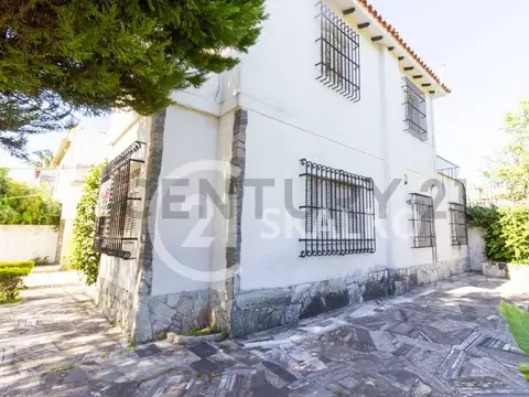 Casa 13 ambientes con 3 baños