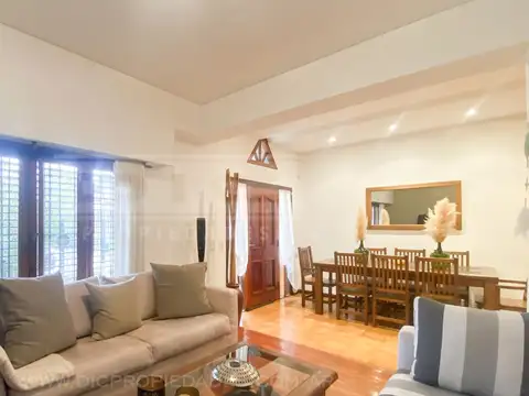 Casa en Venta con 2 cocheras