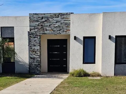 Casa 4 ambientes con 4 baños