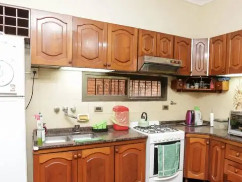 Casa 4 ambientes con 2 baños