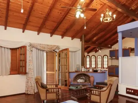 Casa en Venta con 2 cocheras