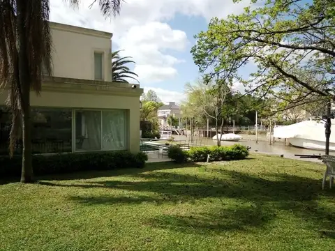 Casa en Venta con 4 cocheras