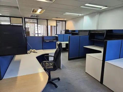 Oficina 12 ambientes con 5 baños