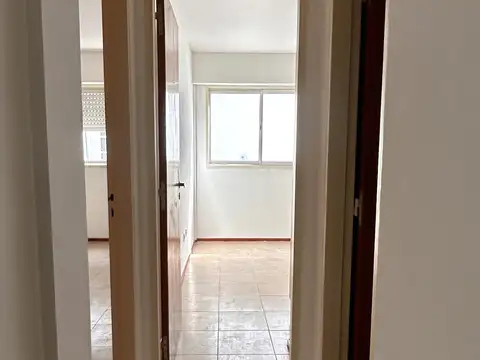 Amplio y luminoso departamento al frente con balcón. Zona Alto Rosario. Dos dormitorios..