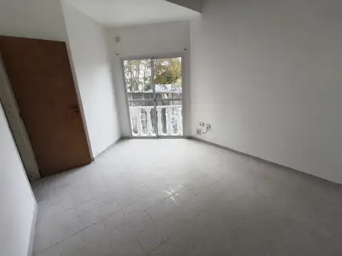 Dúplex de 2 amb. con cochera en alquiler | Berazategui