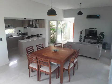 Casa 4 ambientes con 3 baños