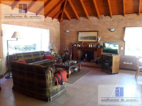 Casa 6 ambientes con 4 baños