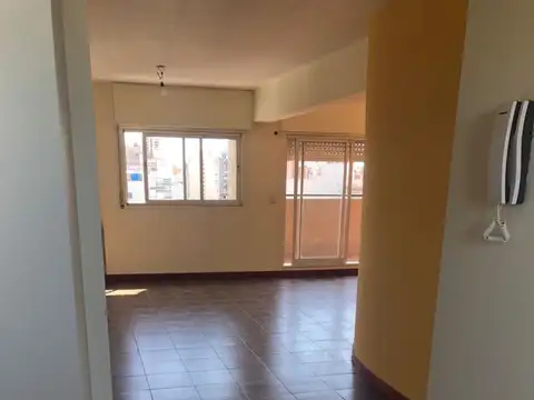 Monoambiente amplio con dos balcones