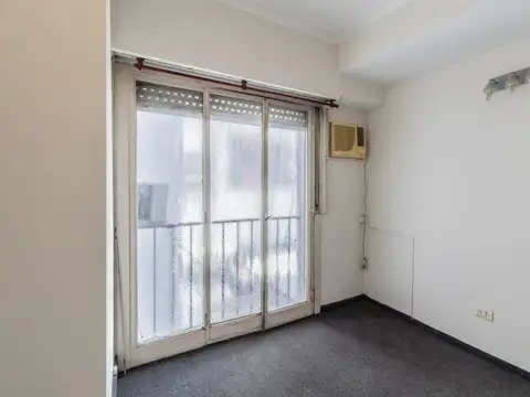 DEPARTAMENTO DE 3 AMBIENTES OPORTUNIDAD FRENTE A PLAZA FLORES - 41 M² A REFACCIONAR