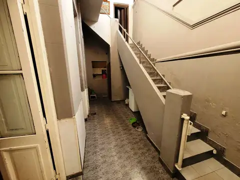 "Retasado"Lote propio de 6 ambientes con patio y terraza con parrilla! 200m2. Ideal 2 familias!