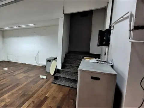 Local con 9 metros de vidriera sobre Av. Santa Fe