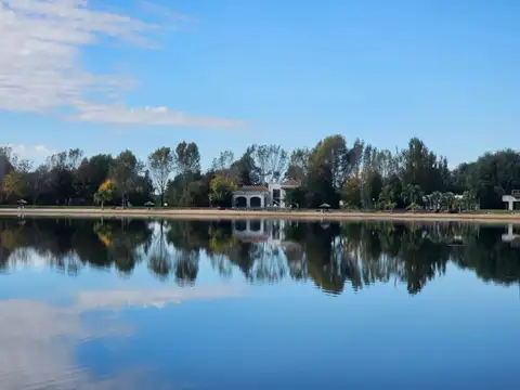 Casa en venta frente al lago | Barrio isla del Este, Tigre | Acepta permuta