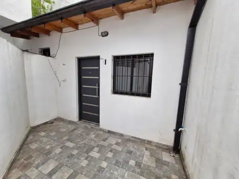 Depto Tipo Casa en Alquiler en Caseros, $ 650.000
