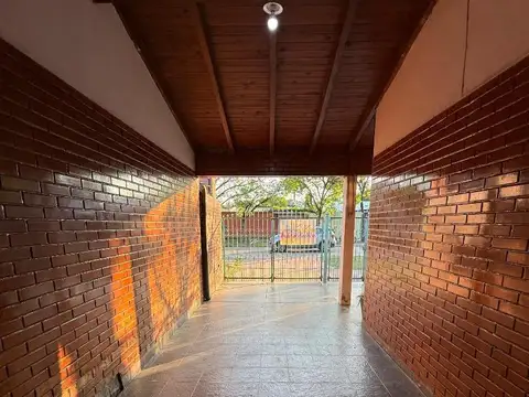 Hermosa casa de 3 dormitorios con patio, quincho y parrilla