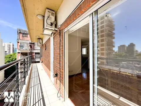 -VENTA- Gran semipiso, 7º piso. 2amb. Con cochera fija. Mucho sol y luz natural.