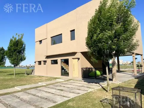 Venta de Casa 4 ambientes con galeria y fondo en Magallanes en Berazategui