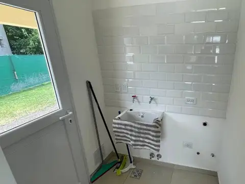Casa en Alquiler con 2 cocheras
