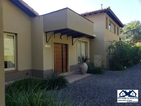 Casa 6 ambientes con 5 baños