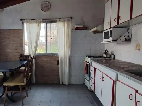 AMPLIO LOTE, con casa de 2 ambientes, SALIDA POR 2 CALLES
