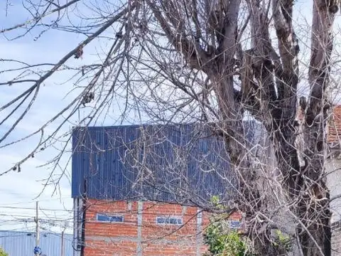 AMPLIO LOTE, con casa de 2 ambientes, SALIDA POR 2 CALLES