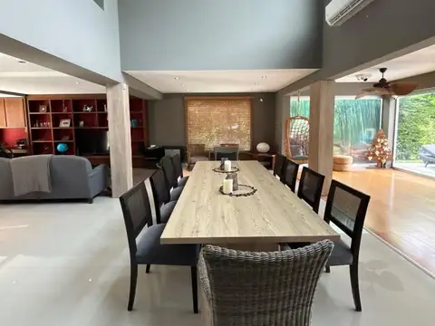 Casa 4 ambientes con 2 baños