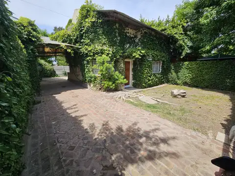 478 y 11 Casa con parque y garage pasante -