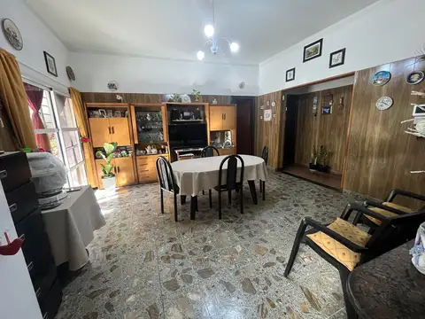 Espectacular Casa 4 Ambientes en planta baja,  sobre lote de 11 x 27 Mt. Gran fondo Parquizado