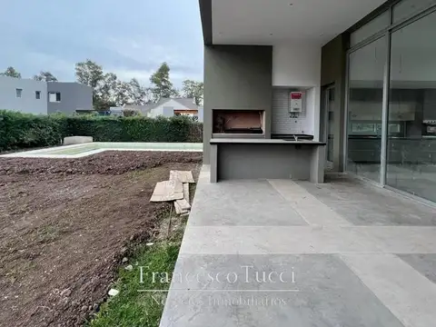 Casa en Venta en Barrio Privado Astorga, USD 260.000