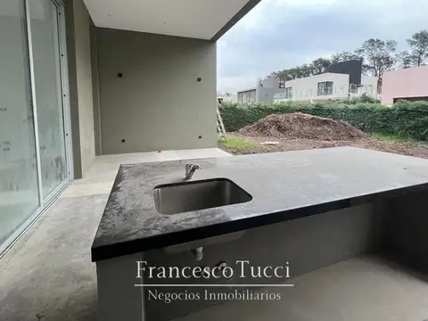 Casa en Venta al Oeste