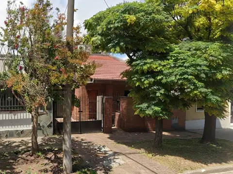 Casa con tres dormitorios, quincho, jardin y cochera en venta