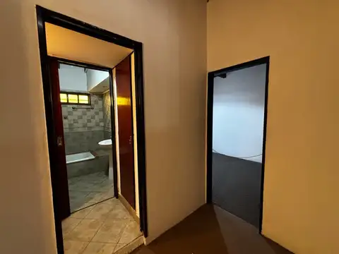 Casa con tres dormitorios, quincho, jardin y cochera en venta