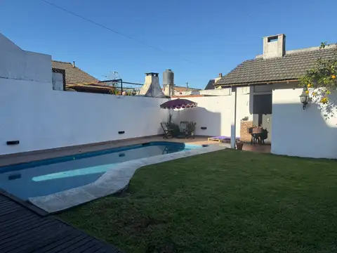 Casa 5 ambientes con 2 baños