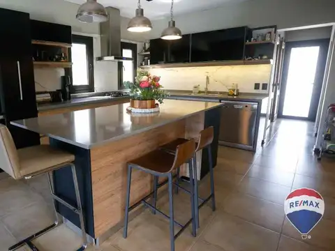 Casa 5 ambientes con 4 baños