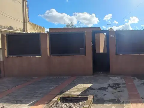 CASA AMERICANA  J BIANCO 1865  CUATRO AMBIENTES  TERRENO LIBRE  MUY BUEN ESTADO! LISTA PARA HABITAR