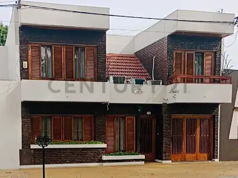 Casa 4 dormitorios con patio y garaje.