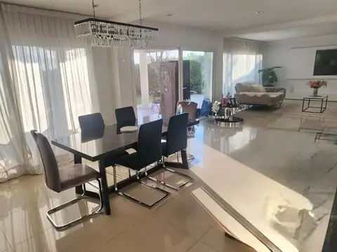 Casa en Alquiler con 2 cocheras