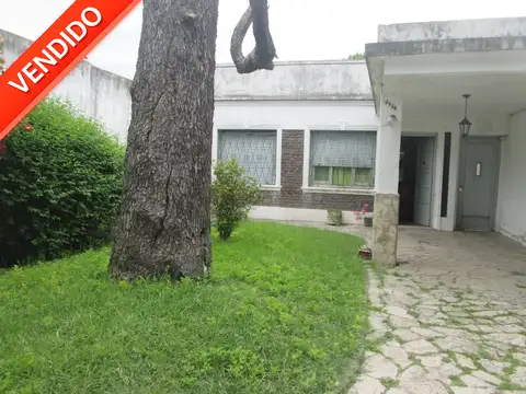 Casa 4 AMB JARDIN E/AUTOS FONDO LIBRE ( 8.66 X 44)