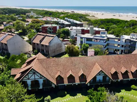 Triplex con cochera techada y gas Natural en Barrio Norte